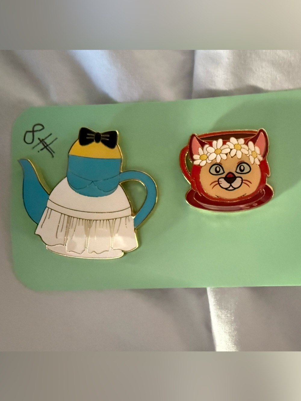 Loungefly Disney Teapot & Teacup
Blind‎ Box Alice in Wonderland
Dinah 2 Pin Set